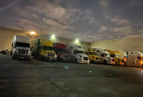 夜間照明下停在星源車場的車頭與拖車